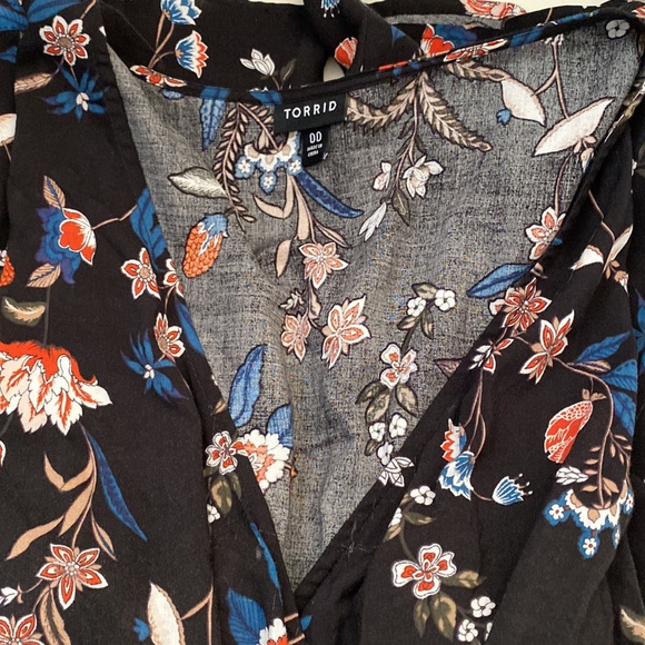 Torrid Challis Surplice Black Floral 3/4 Bell Sleeve Babydoll Top - Picture 5 of 11